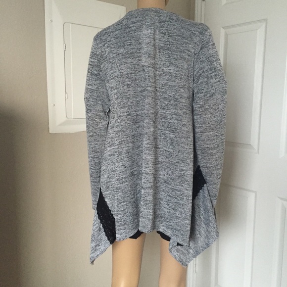 ⭐️5 STAR rated! CAMELLIA gray and black blouse - Picture 5 of 6